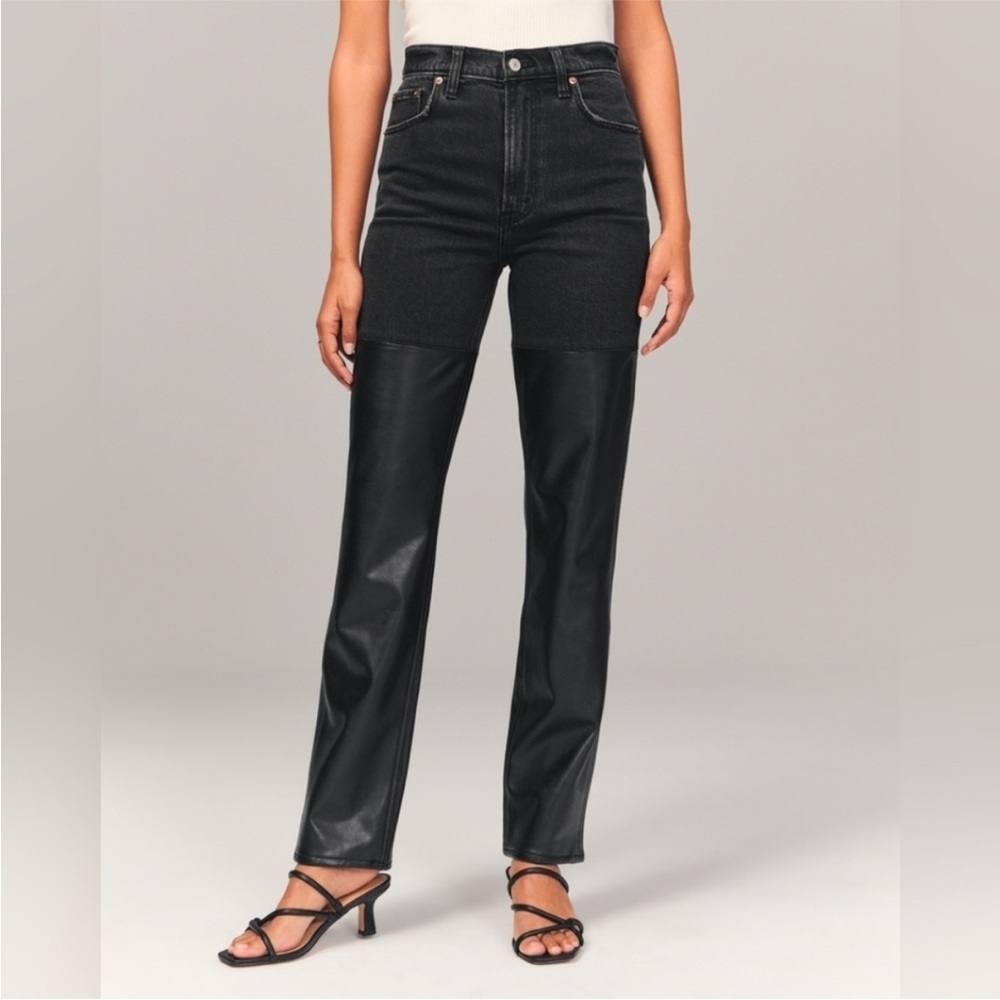 ABERCROMBIE & FITCH 
The 90' Straight Curvy Love
Ultra High Rise Pants